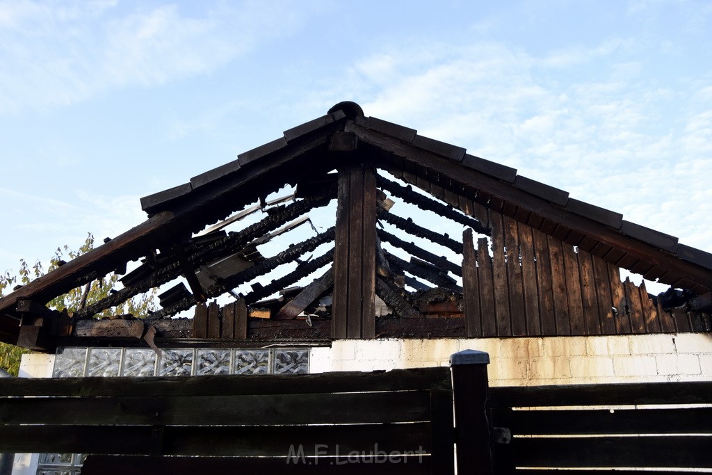 Feuer 1 brannten 3 Lauben Koeln Fuehlingen Kriegerhofstr P028.JPG - Miklos Laubert